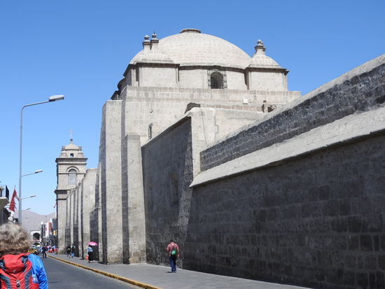 Die dicken Klostermauern schirmten innen alles weltliche ab
