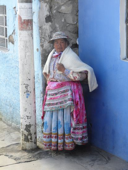Die Trachten der Frauen sind bunt und sehr aufwändig genäht