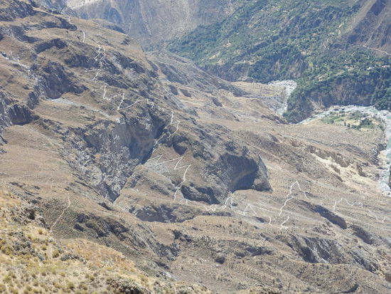 Der Weg in den Canyon, über 1.000 Höhenmeter auf schmalen Steigen mit viel Geröll.
Um meinen angerissenen Meniskus nicht endgültig zu ramponieren haben wir darauf verzichtet.