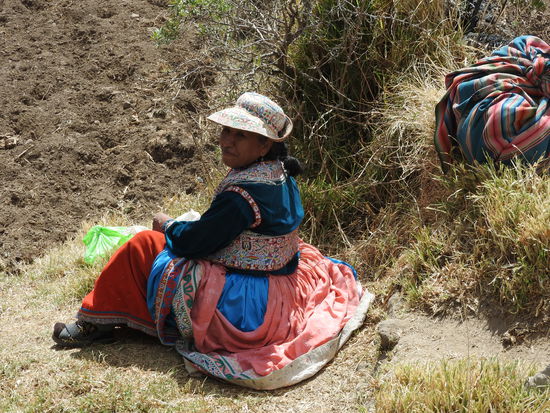 Diese Bäuerin amüsierte sich darüber dass wir sie bei der Pause von der Feldarbeit fotografieren wollten, genehmigte es aber sofort.