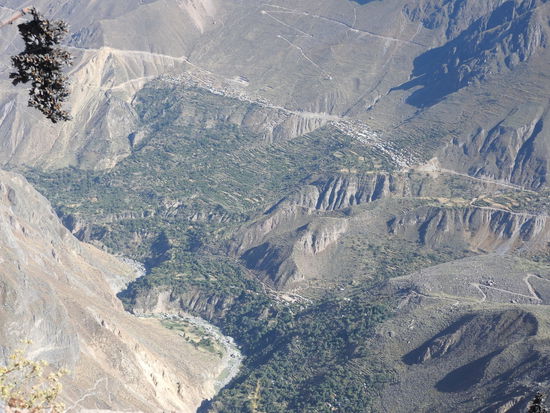 Am Canyonboden die Oase Sangalle, hier wird bei mildem Klima viel Gemüse und Früchte angebaut. Die Oase ist nur zu Fuß zu erreichen, die beiden oberen Orte werden, seit etwa 4 Jahren, wenigstens einmal täglich mit dem Bus angefahren