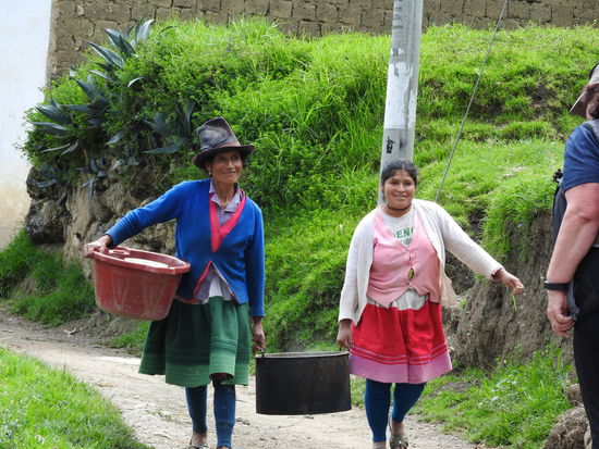Zwei Frauen auf dem Weg zum Wäsche waschen am Fluss, wie meistens werden wir freundlich gefragt woher wir kommen.