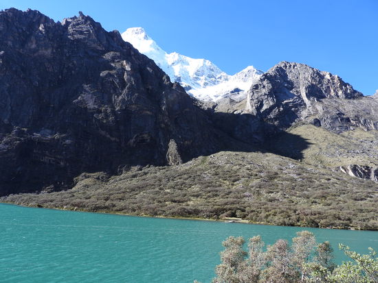 Die Seen haben eine wunderschöne türkisene Farbe und sind von Bergen eingefasst. Dort kann man mit nur wenig Steigung gut wandern und bekommt einigermaßen Luft.