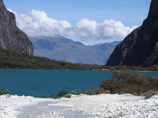 Blick auf die Cordillera negra vom oberen See aus, je nach Sonneneinfall ist er tiefblau oder türkisfarben.