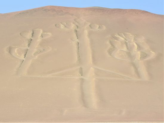 „ El Candelabro“ 
Das riesige Scharrbild ist 128m hoch und 75m breit liegt auf einer Sanddüne der Halbinsel Paracas und sieht wie ein übergroßen Kerzenleuchter aus.   Vermutlich soll es aber ein San Pedro Kaktus sein der der bei allen Indianerstämmen hier als heilige Arzneipflanze galt.