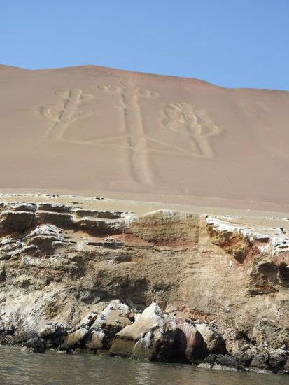 Das Bild ist nur vom Meer aus zu sehen und der  Wind fegt  es immer wieder frei und verhindert  dass sich Sand darüber ablagert. Von wem, wann und für welchen Zweck es angelegt wurde ist den Wissenschaftlern immer noch ein Rätsel