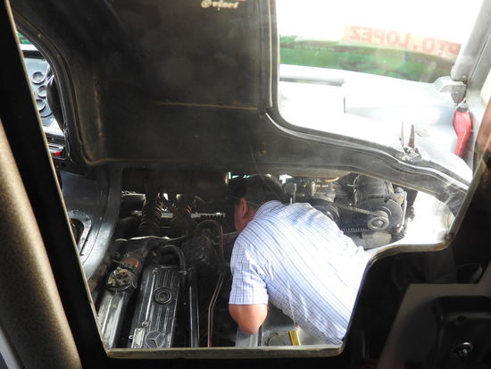 Reparaturversuch des Busbegleiters. Nach einer knappen Stunde Reparatur und Kühlwasser auffüllen ging es weiter, doch knapp 10 km später war endgültig Schluß.