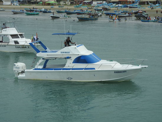 Fischer- und Ausflugsboote ankern im Hafen, große Schiffe gibt es hier keine