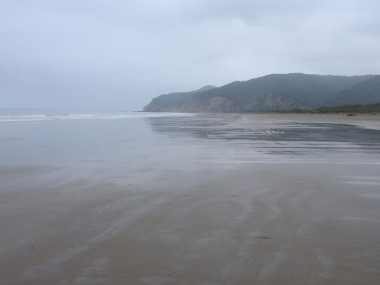 Viele kleine und größere Sandstrände  sind durch Felsbarrieren von einander abgetrennt und man muss längere Umwege gehen um von einem zum anderen zu kommen