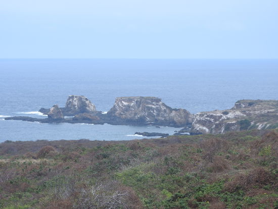 Immer wieder schöne Ausblicke aufs Meer und Felsformationen
