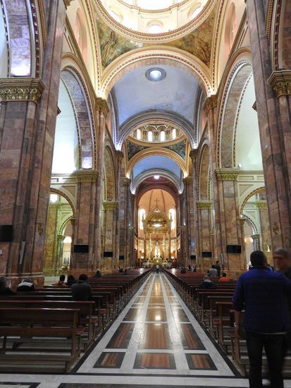 Die neue Kathedrale  mit ihren 105 m Länge ist riesig, hier finden über 10.000 Menschen Platz. Verantwortlich für den ab 1886 gebauten Palast ist der schwäbische  Geistliche Stiehle.  Er wollte die größte Kirche Südamerikas bauen aber die Architekten machte einen groben Fehler und so ist sein Traum geplatzt. Schwaben sind wohl nur bei ihrem eigenen Geld sparsam.