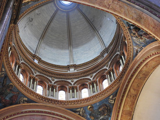 Eine der 3 hellblauen 55m hohen Kuppeln, getragen von Marmor und Alabasterbögen