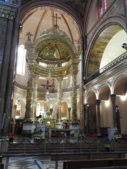 Über dem Hauptaltar ist noch eine Goldkuppel, gefertigt von den Salesianern,  eingefügt