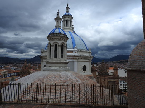 Blick vom Seitenturm der Kirche auf die Eingangs- und eine der Hauptkuppeln