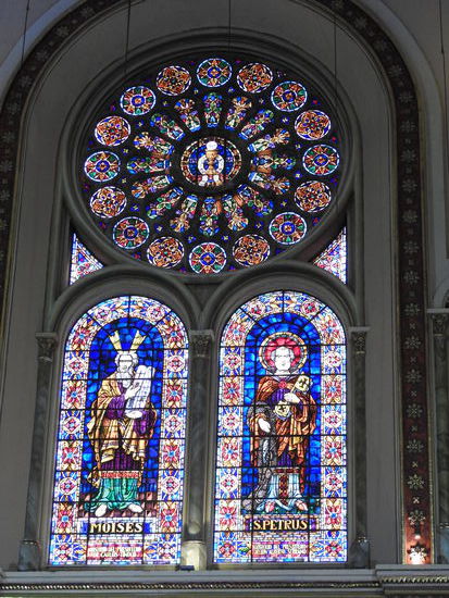 Wunderschöne Glasmosaikfenster komplettieren das Gesamtkunstwerk