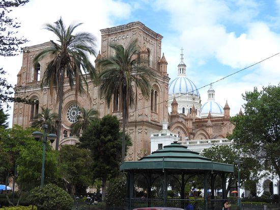 Die Vorderfront der  neuen  Kathedrale am Hauptplatz