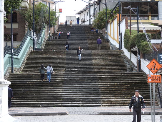 Treppen schaffen die Verbindung vom Fluss Tomebamba zum alten Kern. Abends wird hier Schmuck verkauft, gegrillt, gesportelt, sich getroffen oder  Sportler hüpfen wie Frösche von Stufe zu Stufe.