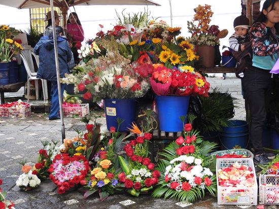 Auf dem Blumenmarkt gibt's für wenig Geld große Gestecke und Blumensträuße zu kaufen