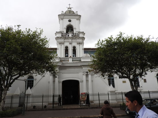 Die alte Kathedrale wurde auf den Grundmauern des Pumapungo, einem alten Inkapalast, 1557 gebaut und ist eine schlichte Kirche. Kein Vergleich zur Nachfolgerin.