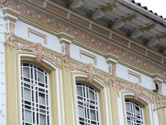 Viele Häuser sind mit schönen Stuckelementen ausgestattet