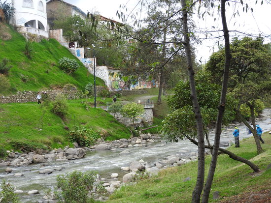 Den Tomebamba entlang sind Grünanlagen mit kleinen Wegen und Nischen mit Sitzbänken