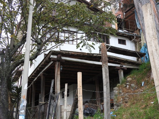 Einige der Häuser am Flussufer sind  nur abgestützt und  haben keinen Bodenkontakt und das bei 4 stöckigen Bauwerken