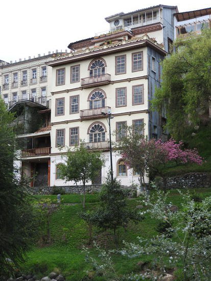 Viele der Häuser am Ufer sind restauriert und sehr schön hergerichtet