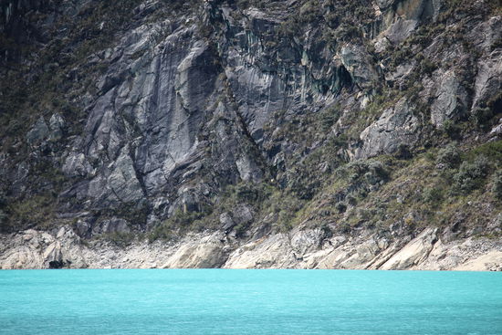 Der helle Felsteil zeigt den Stand der Lagune vor dem künstlichen absenken, durch die  rasant zunehmende Gletscherschmelze wird das immer häufiger notwendig um die Städte und Dörfer im Tal vor Überschwemmungen zu schützen.