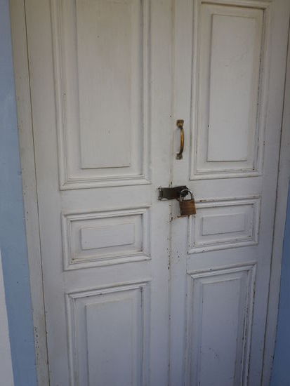 Die Zimmertüren sind hier im Hotel mit Vorhängeschlössern abgesperrt, so etwas hatten wir auch noch nicht.