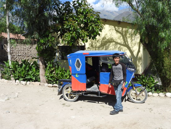 Wilder mit seinem Mototaxi, er kann ein paar Worte Englisch und wir lernten von ihm einige Worte in Spanisch und Quechua, er bekam von uns die englische Übersetzung.