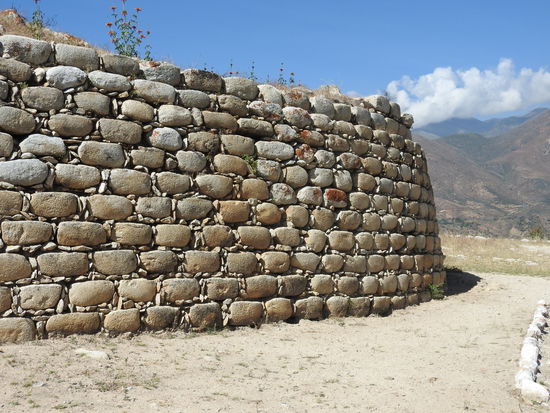 Tumshukaiko - Ein Rundbau als Zeremonienzentrum aus der Vorinkazeit.