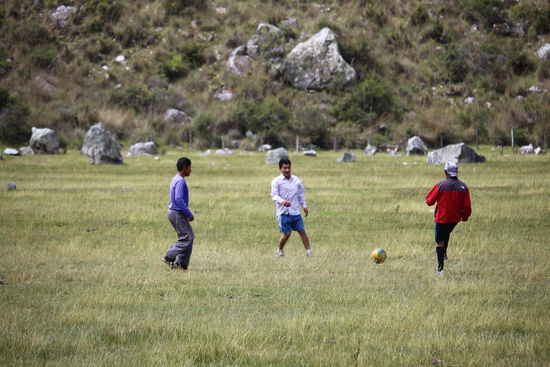 Fußball wird auch noch auf 4.000m gespielt, es ist uns schleierhaft wie man in der Höhe auch noch rennen kann.
Die Peruaner lieben Fußball - in jedem Dorf gibt es einen Fußballacker und Bayern München kennt man hier selbstverständlich, wir wurden auch schon nach Pizzaro gefragt.