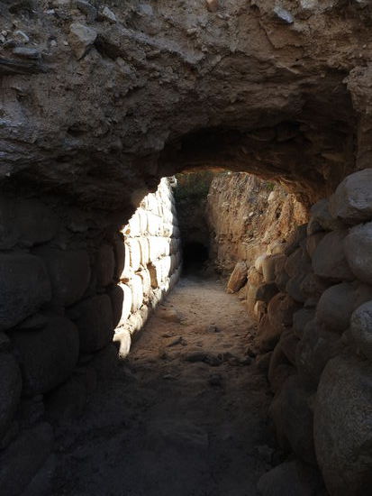 In Tumshukaiko fand man unterirdische Gänge die von den Erbauern über 400 km bis nach Cajamarca, durch Felsen und Hügel getrieben wurden.