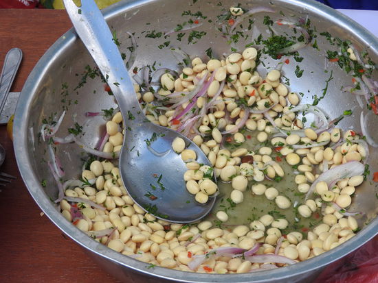 Mittags gab es an einem Straßenstand Bohnensalat mit Zwiebeln, Koriander  und Limone, dazu Kartoffeln und geröstete Maiskörner - es war lecker
Die zwei Verkäuferinnen freuten sich dass es uns schmeckte