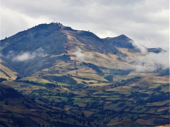 Viele Ackerflächen ziehen sich rund um die Stadt  die Berge hoch und durch die Nebelfeuchte kann  auch in der Trockenzeit angebaut werden