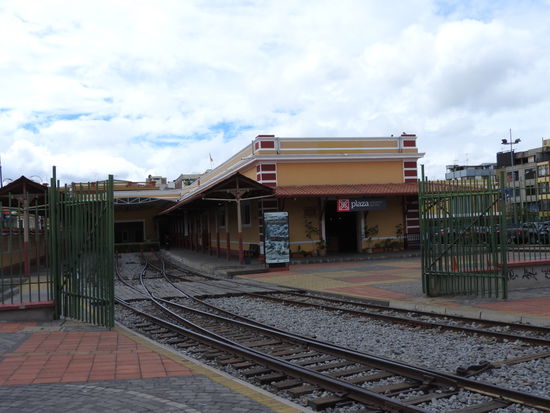 Der moderne Bahnhof ist heute nur noch für Touristenzüge in Betrieb, leider sind die alten Waggons verschrottet und stattdessen moderne Züge angeschafft worden. Da kein Fenster mehr geöffnet werden kann ist fotografieren nur schwer möglich und Fahrten z.B.  zur Teufelsnase kaum noch interessant