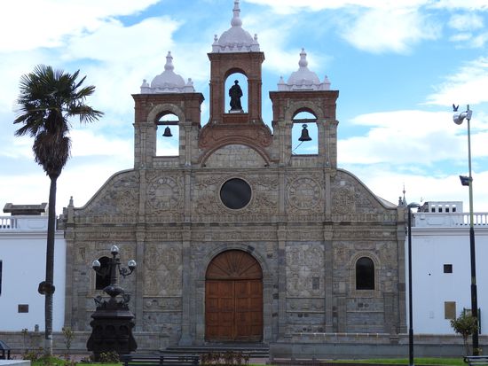 Die Front der Kirche Santa Barbara (La Catedral) wurde nach dem großen  Erdbeben mit den alten Steinen hier wieder aufgebaut