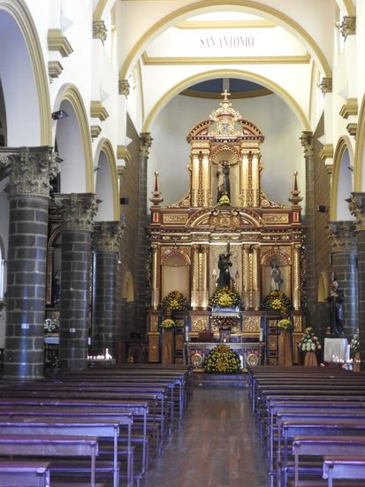 Die Iglesia San Antonio  innen, eine schöne schlichte Kirche, ihr angeschlossen ist ein Franziskanerkloster.