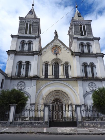 Die Iglesia de San Alfonso ist eine schöne alte Kirche mit einem  Turmaufbau aus Holz