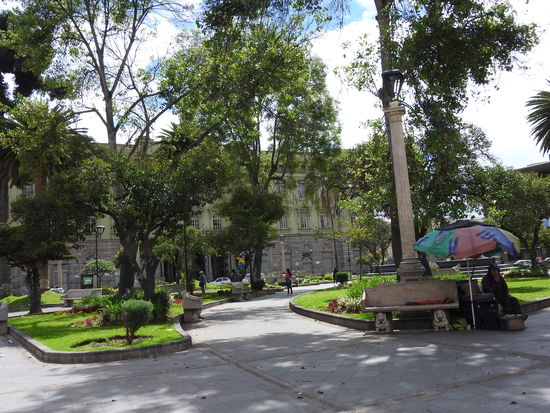 Die Plaza Sucre, ein kleiner Park mit vielen Bänken und einem Brunnen