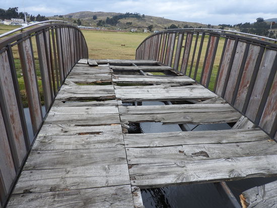 Manche Brücken sind nur noch sehr vorsichtig überquerbar, aber solange sie  noch Bretter haben  ist reparieren auch nicht notwendig.