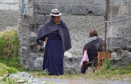 Die Tracht der Indiofrauen ist hier bis auf eine schmale Bordüre am Rock und eine große Schmucknadel für den Umhang  eher schmucklos aber immer wieder in anderen Farben zu sehen