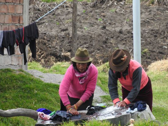 Aufwendiges Waschen mit der Hand ist in den Dörfern noch Normalzustand. Es gibt meistens nur kaltes Wasser vor dem Haus und nur mit viel Mühe wird die Wäsche sauber