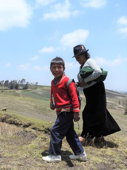 Der junge Mann ist nach der Schule, in Begleitung seiner Mama,  auf dem Weg zu seiner Großmutter. Er ist das letzte von 9 Kindern und hat einen täglichen Schulweg von jeweils 1,5 Stunden. 
Wir haben die beiden ein ganzes Stück begleitet und Dimitri hat für uns gedolmetscht.