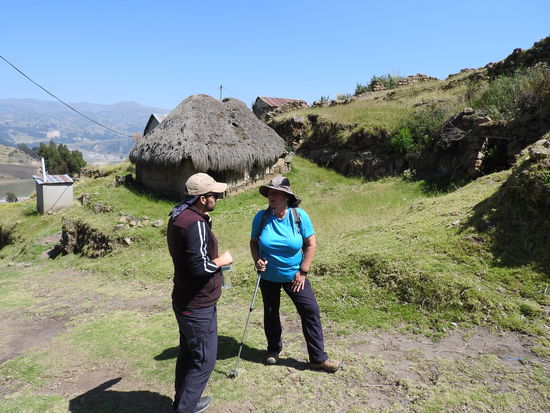 Dimitri hat soziale Kommunikation studiert, spricht sehr gut Englisch und arbeitet neben vielen anderen Jobs auch als Guide.  Er erzählt uns viel über die Gegend, das Land und die Menschen.