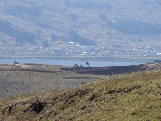 Die Wasserfläche der Laguna da Colta und die kleinen Dörfer rundum