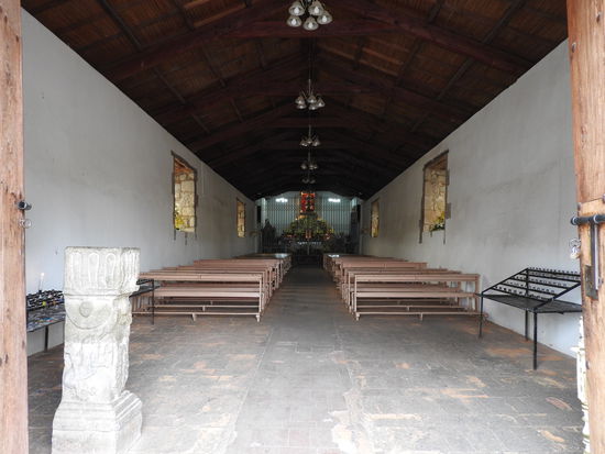 Der Innenraum ist schlicht und bis auf das Dach und die Glasfenster noch im originalen  Zustand