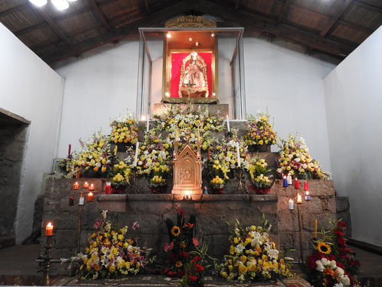 Der Altar mit der Virgin de Balbanera - wobei diese Jungfrauen immer nur als Synonym für die Jungfrau Maria stehen