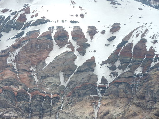 Die Gletscher schmelzen immer schneller ab und der Permafrost nimmt ab, der Fels wird dadurch deutlich instabiler und brüchiger
