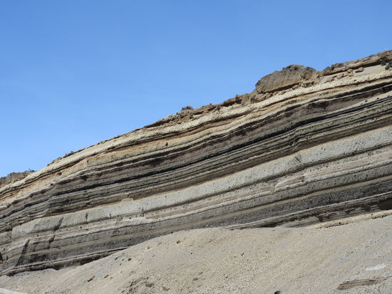 Mineral- und Ascheablagerungen im Boden durch Vulkanausbrüche  und Lavaströme